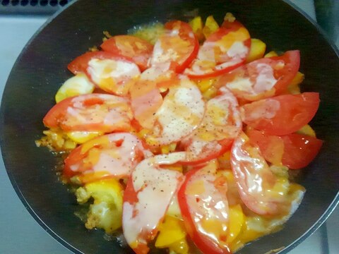 フライパン1つズッキーニとひき肉のトマトチーズ焼き